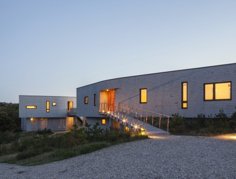 Each+of+the+house%e2%80%99s+volumes+is+cantilevered+beyond+the+structure+below%2c+to+enhance+its+floating+and+shifting+character.+