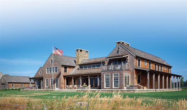 Built on a low sand dune between a salt marsh and the shore, this weekend home focuses on the view, subtly screening out its neighbors.