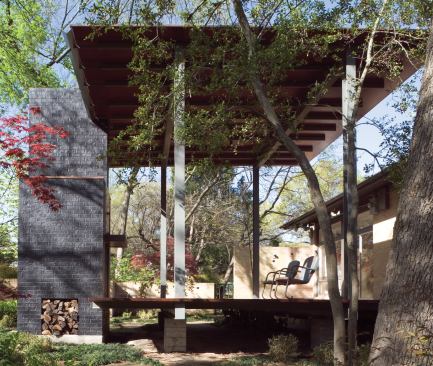 The domed pizza oven didn't match the straight lines of the house, so Dan Shipley added a brick surround. He painted it black to make it recede into the background of the site. “These types of outbuildings are almost pure form,” he says. “They’re always a