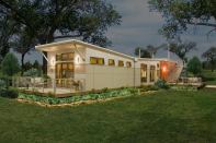 Reminiscent in shape of old-style mobile homes, the i-house’s contemporary styling and high-end, energy-efficient components bring it well into the 21st Century.