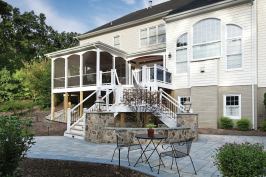 Sun Design’s Craig Durosko says that landing areas at different levels are more inviting than one tall staircase to the yard.