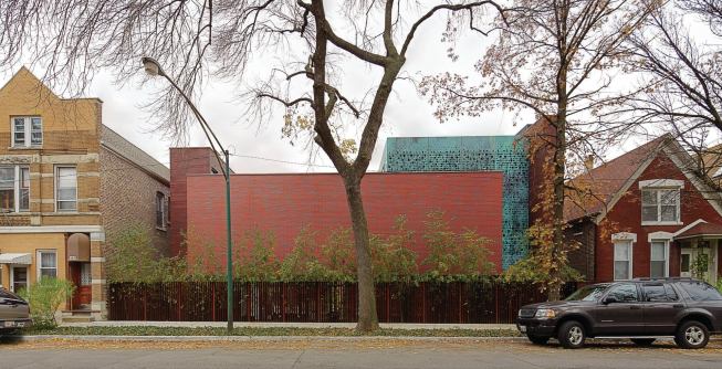 Set back from the property line and behind a slatted Cor-Ten fence, the Wood House offers privacy from the street and embraces the neighborhood’s industrial roots. A pre-weathered copper screen, fabricated by Chicago Copper and Iron, offsets the warm tone of the Norman brick exterior walls. Two colors of brick from Illinois Brick Co. were combined to create a tapestry effect.