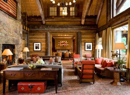 Aspen House by Shope Reno Wharton Architects and Hansen Construction, takes its inspiration from the great lodges of the western United States.