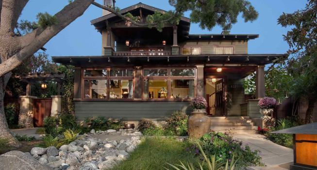 In the old established neighborhood of Mission Hills in San Diego, a Craftsman home got new life.