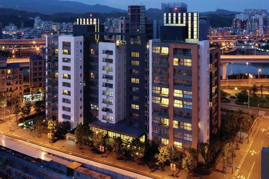 The striking design of Nankang Towers creates a prominent profile in downtown Taipei. When lit at night, the glowing mechanical towers on the roof suggest a pair of giant lanterns.
