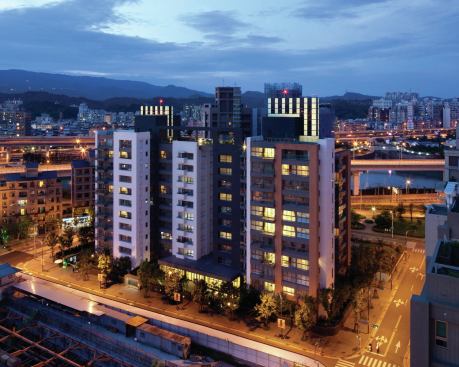 The striking design of Nankang Towers creates a prominent profile in downtown Taipei. When lit at night, the glowing mechanical towers on the roof suggest a pair of giant lanterns.
