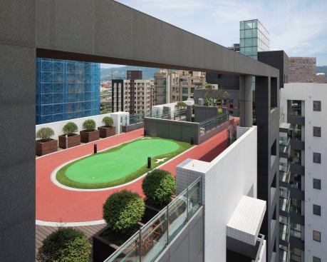 Rooftop amenities such as a running track and putting green allow residents to easily enjoy the outdoors.