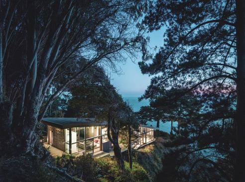 The house occupies a sliver of land at the top of a 250-foot bluff facing the Pacific Ocean.