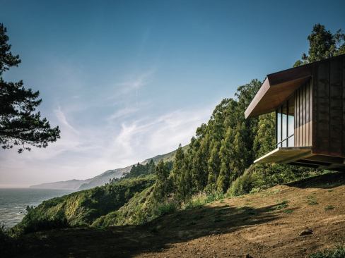 A two-way cantilever elevates the master bedroom above the site.