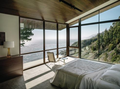 he master bedroom seems to float above the Pacific shoreline.