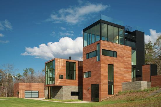 The house’s height and semi-discrete volumes provide privacy for the owners and their guests.