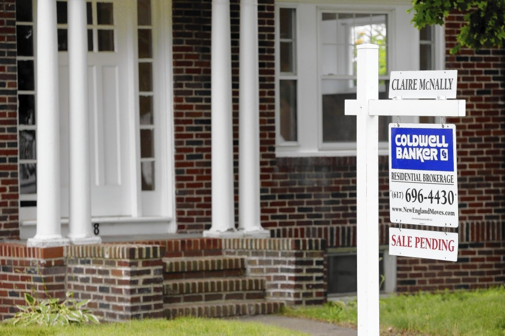 This July 10, 2014 photo shows a house with sale pending sign in Quincy, Mass. The National Association of Realtors releases pending home sales index for July on Thursday, Aug. 28, 2014. (AP Photo/Michael Dwyer) ** Usable by LA, DC, CGT and CCT Only **