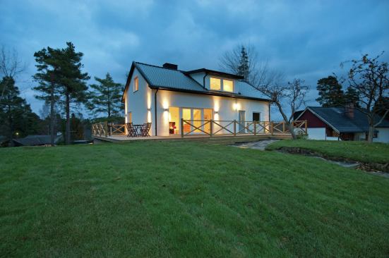 SolTech's glass tile system includes an underlayment that harnesses solar energy and transfers it into heat. 