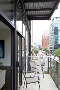 The building doesn't have common spaces, but there are outdoor ones.