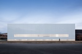 North facade, with black Amphitheater Hot Shop at right and roof of Smith + Hawkinson wing at left