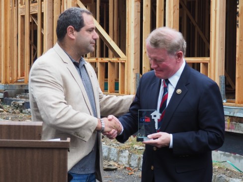 Representative Leonard Lance accepts a Defender of Housing Award.