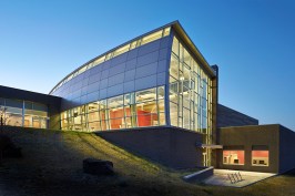 Firmly planted in its surroundings, the building’s foundation appears to have pushed its way up through the natural landscape. As the building soars elegantly upward, so does the refinement in material and aesthetics.