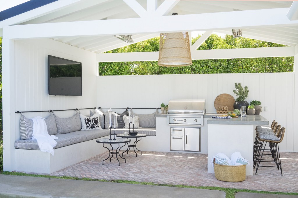 Napa Meets Newport: Molly Wood Garden Design and Christiano Homes chose a light color palette for this Newport Beach, Calif., home’s landscape design.