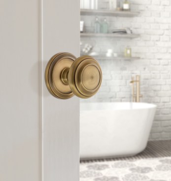 The Circulaire rosette with a Circulare Knob in Vintage Brass by Grandeur Hardware.
