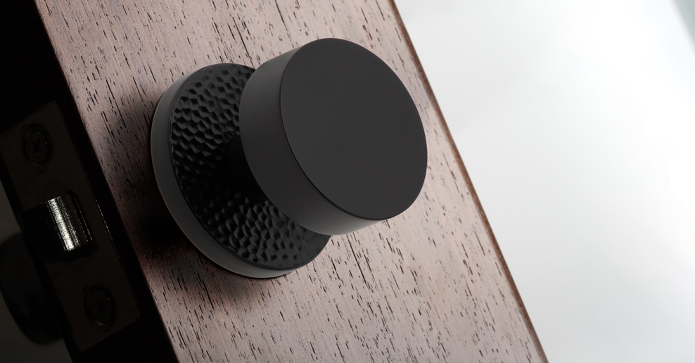 The Circolo rosette and Circolo knob in satin black.