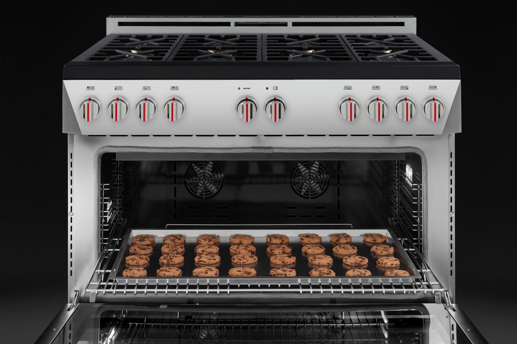 The 48-inch single-cavity oven on Forza’s new gas range can fit up to 120 cookies at once.