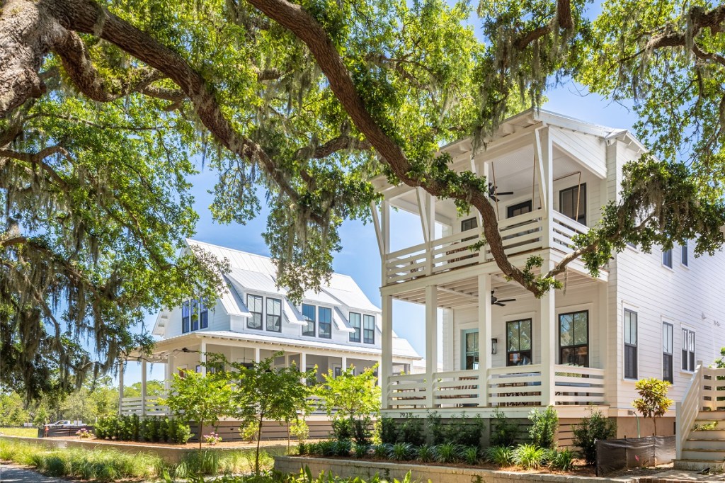Architect Julia Starr Sanford mitigated the required flood plain height by raising the plateau by 3 feet and creating small pocket gardens.