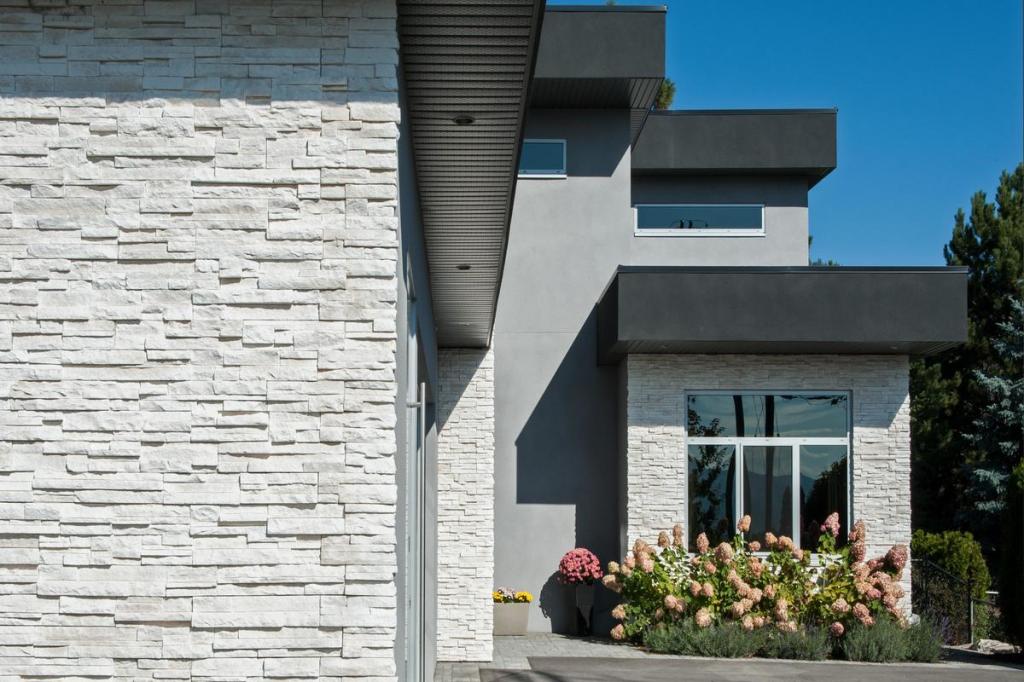 Modern Masonry Application on Home Façade – Winterhaven Pro-Fit Alpine Ledgestone