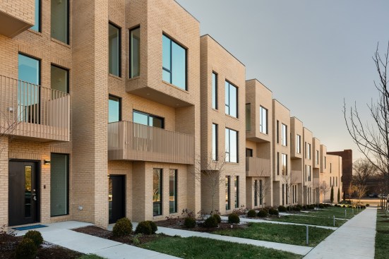 For the exterior of the volumes, The Bradley Projects selected a locally sourced light brick, which blends well with the landscape and showcases an earthy hue.