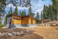 The Aspenwood project in Truckee, California, utilized Dvele’s Laguna Blanca model, which features 2,193 square feet of living space and a 777-square-foot garage.