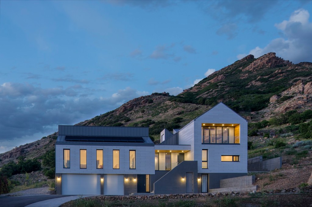 Located on a former horse pasture, the Barn Haus recalls the functionality and design of previous agricultural buildings, yet it clearly establishes the expression of a residence.