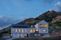 Located on a former horse pasture, the Barn Haus recalls the functionality and design of previous agricultural buildings, yet it clearly establishes the expression of a residence.
