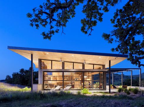 The south-facing roof over the living room/dining room/kitchen provides space for the 8-kW solar array, while the slope opens up the room to northern views.