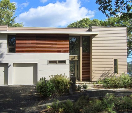 The+house+is+built+close+to+the+street+to+maximize+the+size+of+the+yard+on+the+lake+side.+