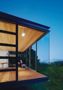 The project creates and contains a rarefied atmosphere of calm and well-being.