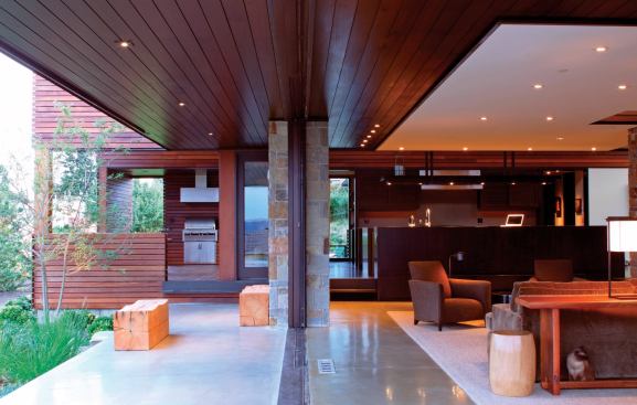 Lift-side doors allow its concrete floor to flow from indoors to outdoors.