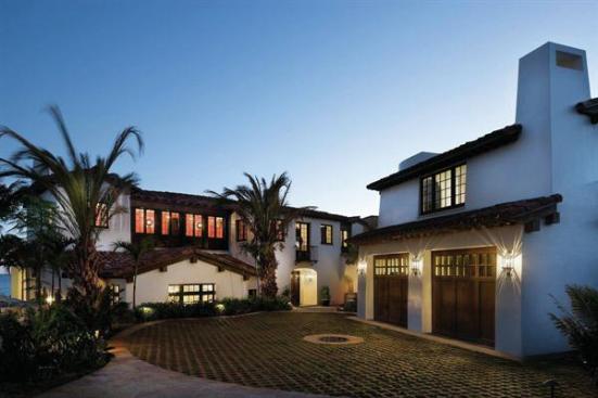 The home's street-facing side embraces traditional Spanish vernacular, ensuring that the house fits into the neighborhood.