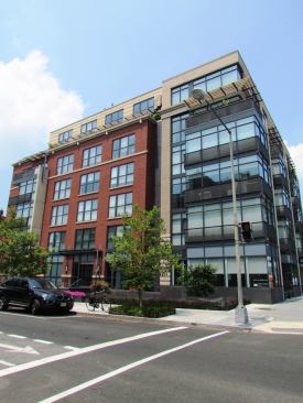 Many recent-vintage projects, such as 1401 designed by Bonstra Haresign, feature traditional massing with contemporary flourishes. Resales pricing held up well through the housing downturn.