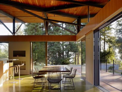 The roof structure’s space frame design permits an open outside corner at the dining area.
