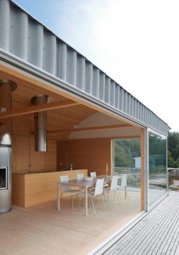 Out of respect for the site’s exposure to wind and salt air, Fahlander specified tough, low-maintenance exterior finishes. He detailed the unfinished fir exterior decking to be easily replaced when it exhausts its 15-year lifespan.