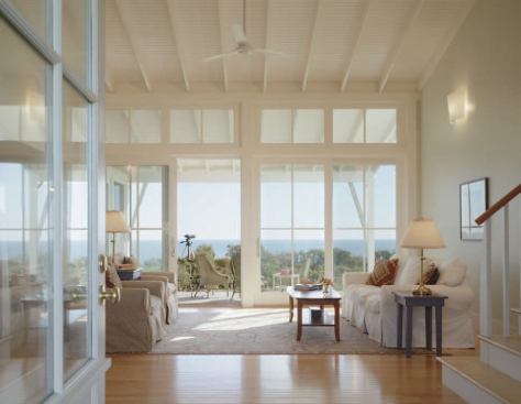 The low-slung massing that ties the house together encapsulates the interior public spaces.