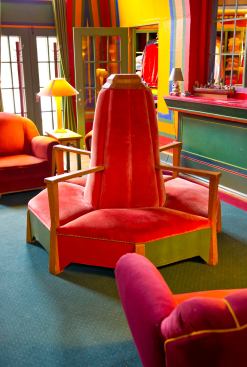 In the lobby is a “gossip chair,” which dates from the late 1920s, when the lodge first opened.