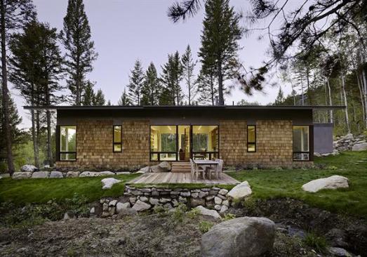 Much of the homes appeal lies in its straightforward form. Its as simple a rectangle as you can draw, Carney says.