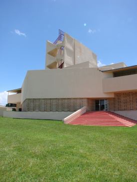 The campus of Florida Southern College boasts the world’s largest single-site collection of Frank Lloyd Wright buildings, including the Annie Pfeiffer Chapel.