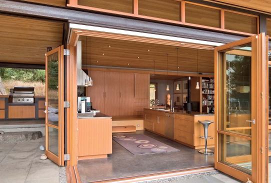 The architect designed indoor and outdoor kitchens with a strong flow and visual connection between them. Indeed, indoors and out are tightly linked throughout the plan.