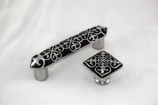 Vicenza Designs’ new Fleur de Lis line incorporates the symbol of New Orleans, for which it is named, into handcrafted, lead-free pewter knobs, pulls, door handles, and bathroom accessories. Twelve finishes are available, including gold, nickel, oil rubbed bronze, and pewter. 
Vicenza Designs | 
www.vicenzadesigns.com.