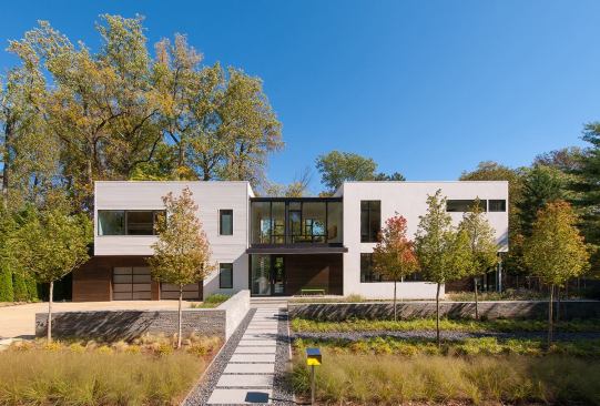 The house’s blocky, geometrical massing made it a natural for modular construction.