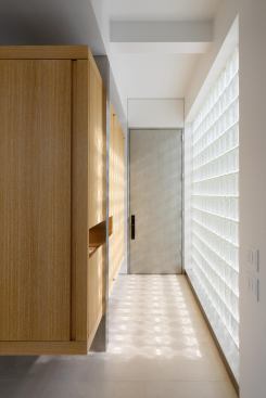 Glass blocks admit light from the building&iacute;s atrium.