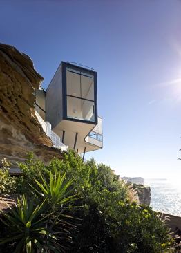 Holman House cantilevers dramatically over the edge of a 200-foot cliff.