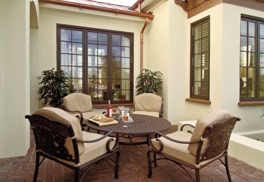 FIRST IMPRESSION A forecourt terrace next to the front door provides an informal greeting area for guests. It sets an immediate tone for the house: casual, yet elegant.