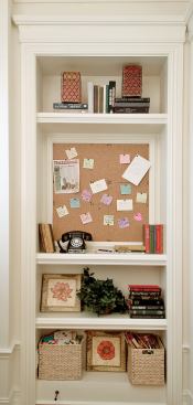 LEAVE A MESSAGE: Built-in shelving by the back porch entry carves out space for personal reminders, keys, and cell phones.